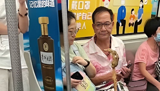 搭車巧遇「身家破億」75歲大咖演員！拄拐杖卻老當益壯，網讚：「寵妻又親民」